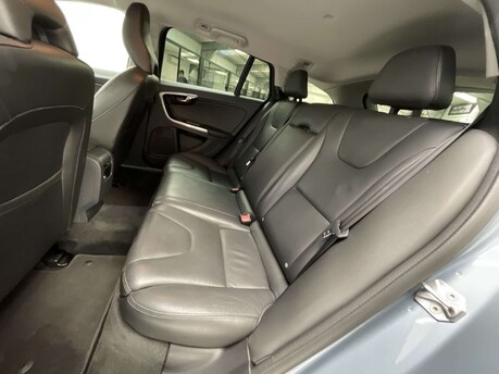 Volvo V60 2.4 D5 Twin Engine SE Nav Auto AWD Euro 6 (s/s) 5dr 39