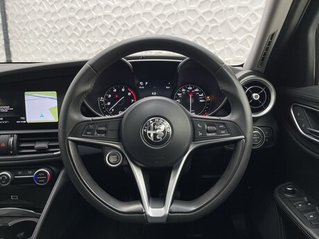 Alfa Romeo Giulia 2.0T Super Auto Euro 6 (s/s) 4dr 18