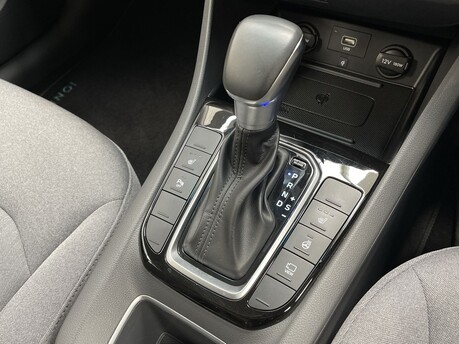 Hyundai IONIQ 1.6 IONIQ Premium FHEV Semi-Auto 5dr 29