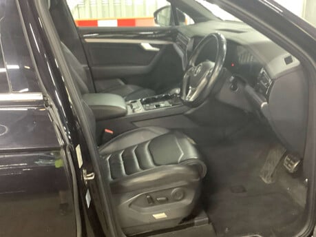 Volkswagen Touareg 3.0 Touareg V6 R-Line Tech TDI Auto 4WD 5dr 3