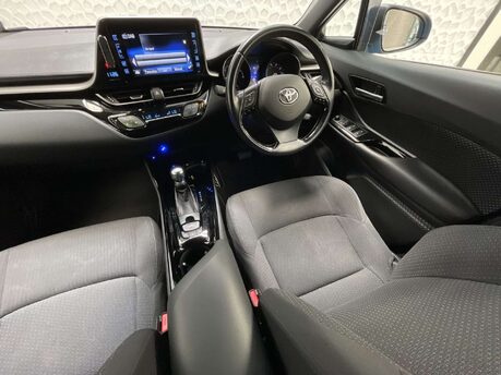 Toyota C-HR 1.8 C-HR Design HEV CVT 5dr 17