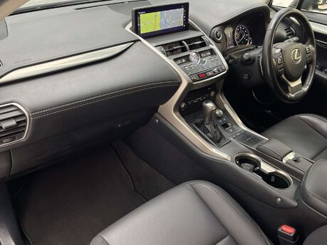 Lexus NX 2.5 NX 300h SE CVT 4WD 5dr 17