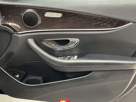 Mercedes-Benz E Class 2.0 E 300 AMG Line Edition de Auto 4dr 41