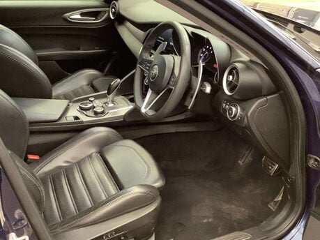Alfa Romeo Giulia 2.0 Giulia Veloce TB Auto 4dr 3