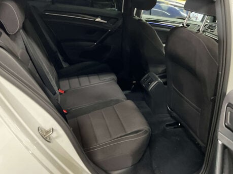 Volkswagen Golf 2.0 Golf R TSi Semi-Auto 4WD 5dr 4
