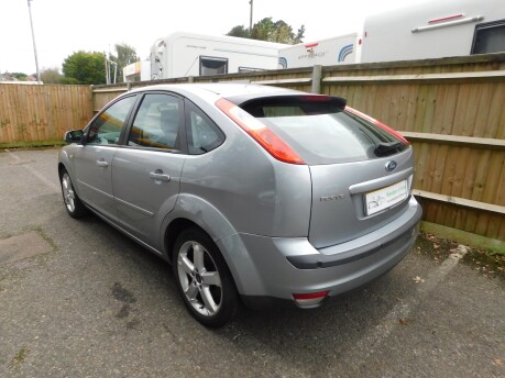 Ford Focus 2.0 TITANIUM 5 Door 6