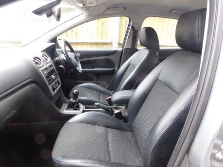 Ford Focus 2.0 TITANIUM 5 Door 13