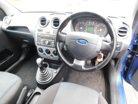 Ford Fiesta 1.2 ZETEC CLIMATE 16V 3 Dr 10