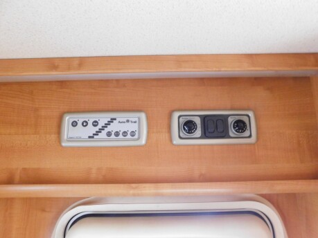 Auto-Trail Tracker EKS SE 2 BERTH Fiat Ducato Chassis 2.3 Diesel 35 MULTIJET 19