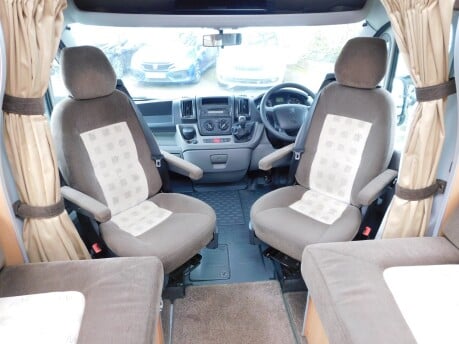 Auto-Sleepers Nuevo ES 4 BERTH PEUGEOT BOXER 2.2 HDI 120 CHASSIS 11