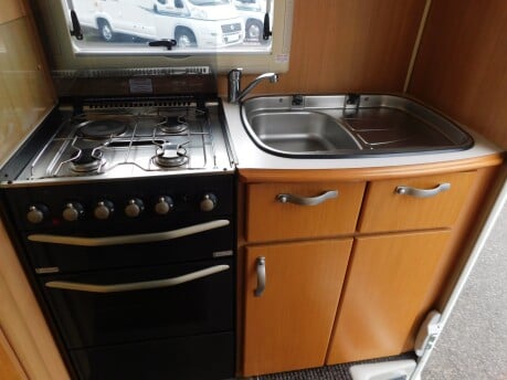Auto-Sleepers Nuevo ES 4 BERTH PEUGEOT BOXER 2.2 HDI 120 CHASSIS 21