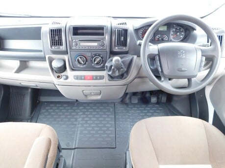 Auto-Sleepers Nuevo ES 4 BERTH PEUGEOT BOXER 2.2 HDI 120 CHASSIS 9