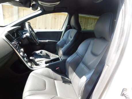 Volvo XC60 2.4 D4 R-DESIGN LUX NAV AWD 5 Dr 19