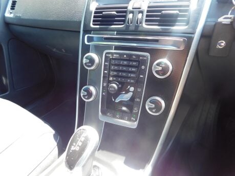 Volvo XC60 2.4 D4 R-DESIGN LUX NAV AWD 5 Dr 16