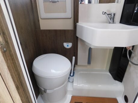 Roller Team T-Line 700 6 BERTH AUTOMATIC MOTORHOME FIAT DUCATO M/JET 140 27
