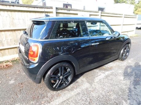 Mini Hatch 1.5 COOPER D 5 Dr 4