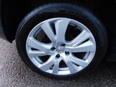 Peugeot 2008 1.5 BLUEHDI GT LINE 5 Dr 12