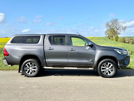 Toyota Hilux 2.4 D-4D Invincible 4WD Euro 6 4dr (TSS, 3.5t)