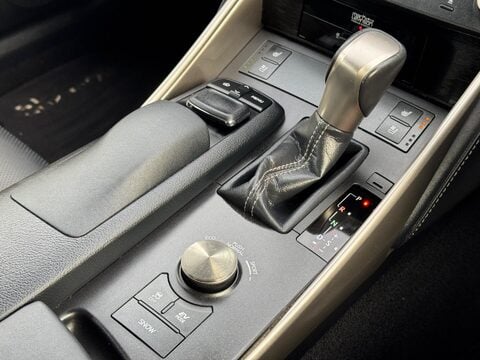Lexus Is 2.5 300h Premier E-CVT Euro 6 (s/s) 4dr 31