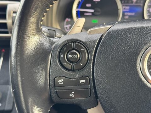Lexus Is 2.5 300h Premier E-CVT Euro 6 (s/s) 4dr 37