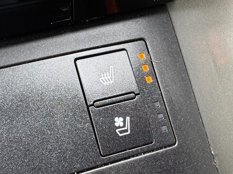 Lexus Is 2.5 300h Premier E-CVT Euro 6 (s/s) 4dr 28