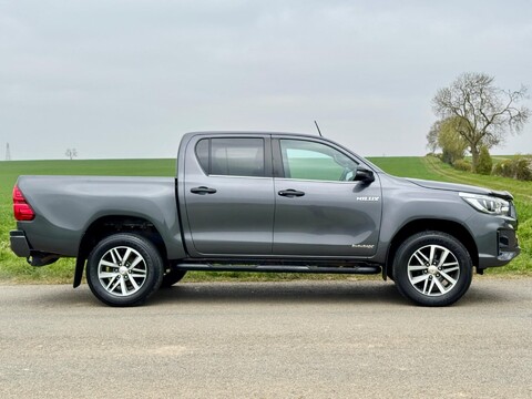 Toyota Hilux 2.4 D-4D Invincible X 4WD Euro 6 (s/s) 4dr (TSS) 3