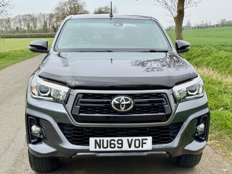 Toyota Hilux 2.4 D-4D Invincible X 4WD Euro 6 (s/s) 4dr (TSS)