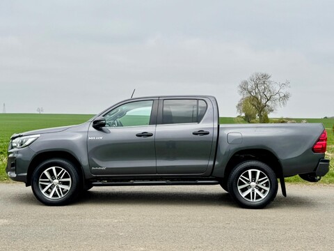 Toyota Hilux 2.4 D-4D Invincible X 4WD Euro 6 (s/s) 4dr (TSS) 6