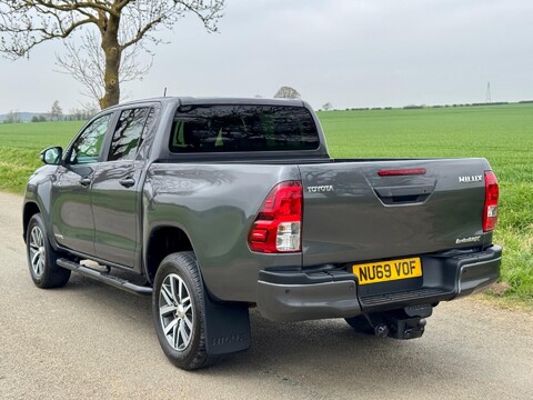 Toyota Hilux 2.4 D-4D Invincible X 4WD Euro 6 (s/s) 4dr (TSS) 7