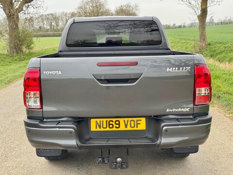 Toyota Hilux 2.4 D-4D Invincible X 4WD Euro 6 (s/s) 4dr (TSS) 8