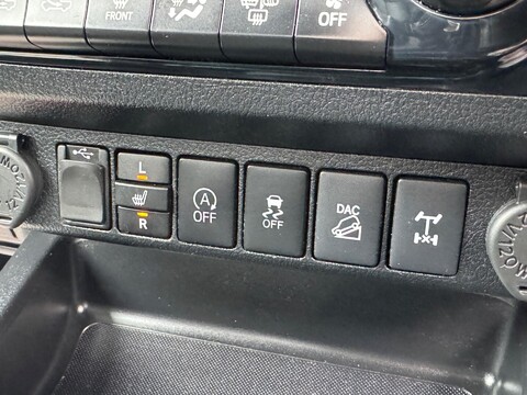 Toyota Hilux 2.4 D-4D Invincible X 4WD Euro 6 (s/s) 4dr (TSS) 26