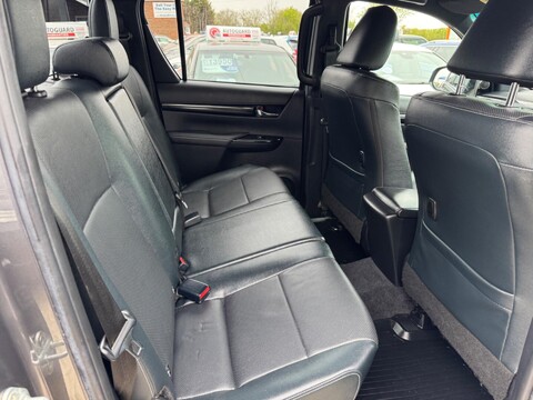 Toyota Hilux 2.4 D-4D Invincible X 4WD Euro 6 (s/s) 4dr (TSS) 40