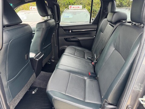 Toyota Hilux 2.4 D-4D Invincible X 4WD Euro 6 (s/s) 4dr (TSS) 41