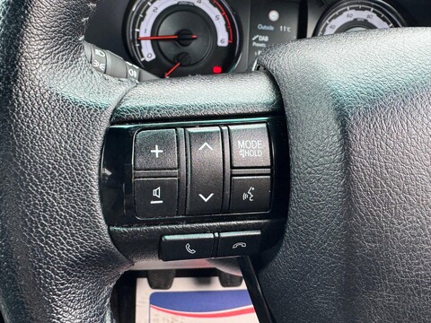 Toyota Hilux 2.4 D-4D Invincible X 4WD Euro 6 (s/s) 4dr (TSS) 28