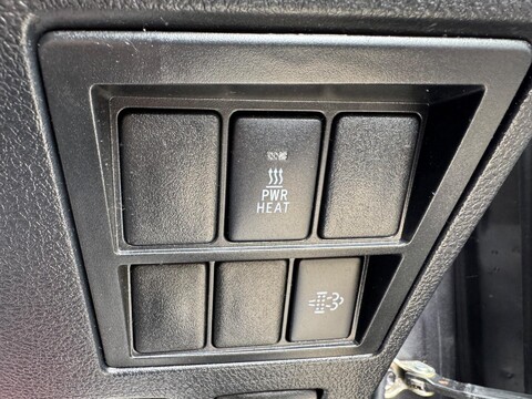 Toyota Hilux 2.4 D-4D Invincible X 4WD Euro 6 (s/s) 4dr (TSS) 32