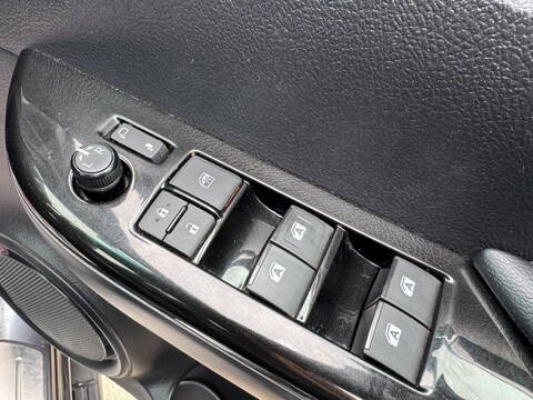 Toyota Hilux 2.4 D-4D Invincible X 4WD Euro 6 (s/s) 4dr (TSS) 35