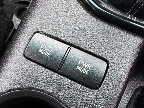 Toyota Hilux 2.4 D-4D Invincible X 4WD Euro 6 (s/s) 4dr (TSS) 33