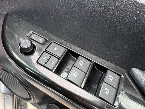Toyota Hilux 2.4 D-4D Invincible X 4WD Euro 6 (s/s) 4dr (TSS) 37