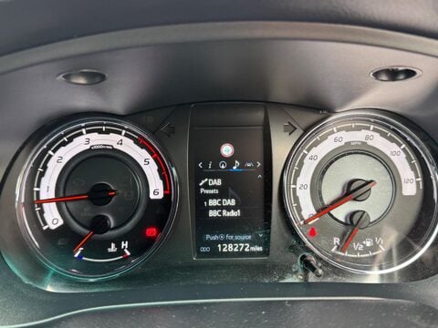 Toyota Hilux 2.4 D-4D Invincible X 4WD Euro 6 (s/s) 4dr (TSS) 39