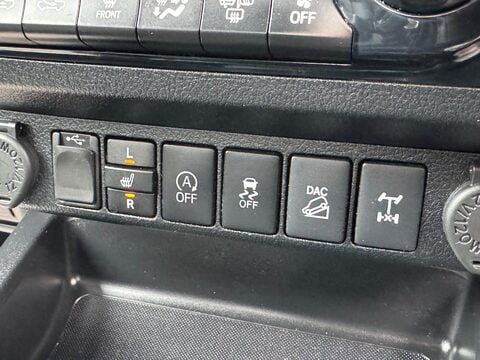 Toyota Hilux 2.4 D-4D Invincible X 4WD Euro 6 (s/s) 4dr (TSS) 28