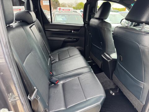 Toyota Hilux 2.4 D-4D Invincible X 4WD Euro 6 (s/s) 4dr (TSS) 42