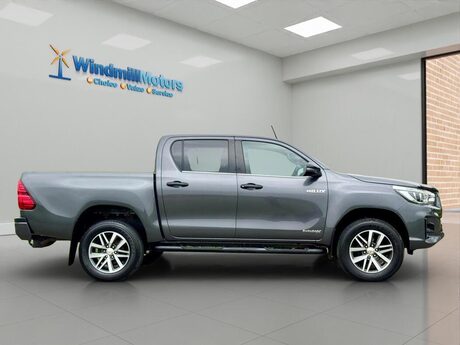Toyota Hilux 2.4 D-4D Invincible X 4WD Euro 6 (s/s) 4dr (TSS)