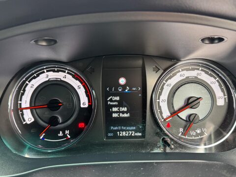 Toyota Hilux 2.4 D-4D Invincible X 4WD Euro 6 (s/s) 4dr (TSS) 39