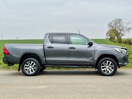 Toyota Hilux 2.4 D-4D Invincible X 4WD Euro 6 (s/s) 4dr (TSS)
