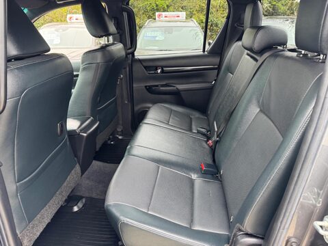 Toyota Hilux 2.4 D-4D Invincible X 4WD Euro 6 (s/s) 4dr (TSS) 43