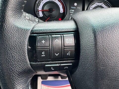 Toyota Hilux 2.4 D-4D Invincible X 4WD Euro 6 (s/s) 4dr (TSS) 30