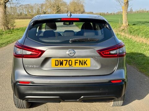 Nissan Qashqai 1.3 DIG-T Acenta Premium Euro 6 (s/s) 5dr 9