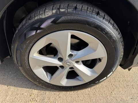 Nissan Qashqai 1.3 DIG-T Acenta Premium Euro 6 (s/s) 5dr 42