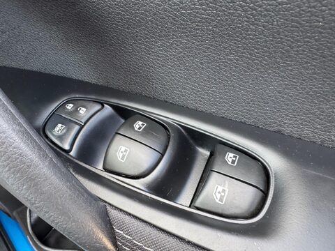 Nissan Qashqai 1.3 DIG-T N-Connecta Euro 6 (s/s) 5dr 37