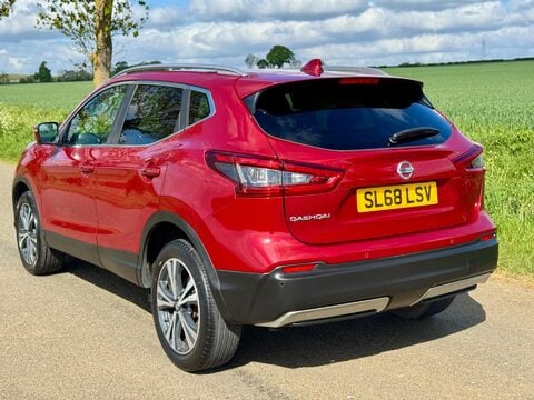 Nissan Qashqai 1.3 DIG-T N-Connecta Euro 6 (s/s) 5dr 9